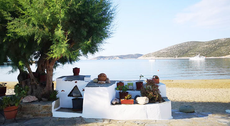 Η αυλή των δωματίων Λεμονιά στη Σίφνο